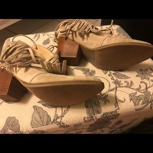 Suede fringe boots. NWOT. Seize 7